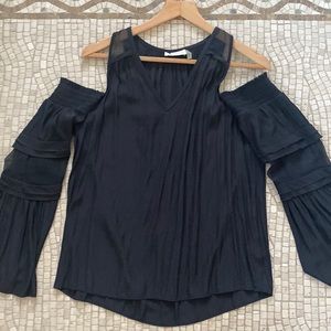 Lack shirt with open shoulder sleeves and details